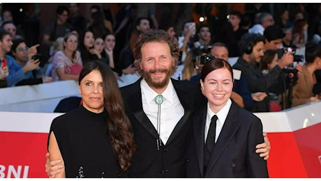 Jovanotti ospite stasera a Belve: la moglie Francesca Valiani, la figlia Teresa Cherubini e il tumore