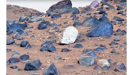 Trovato su Marte un sasso “lucente” dalla composizione unica