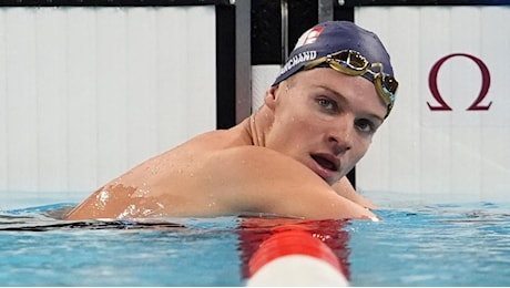 Chi è Leon Marchand, re di Francia alle Olimpiadi: tre medaglie d'oro nel nuoto, può arrivare la quarta