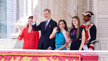 L'outfit regale di oggi: nemmeno Letizia di Spagna in azzurro riesce a essere chic come le figlie
