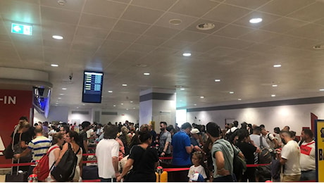 Sciopero e crash, aeroporto in tilt tra cancellazioni e ritardi: al Marconi di Bologna si bivacca