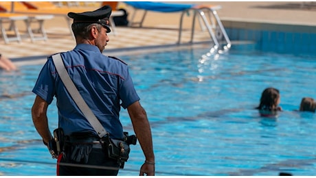 Tragedia in piscina, l'appello dei carabinieri: «Foto, video o testimonianze per aiutare nella ricostruzione dell'accaduto»
