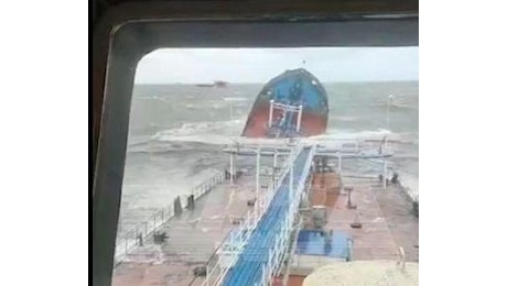 Russia, tempesta affonda due petroliere in stretto Kerch – Video