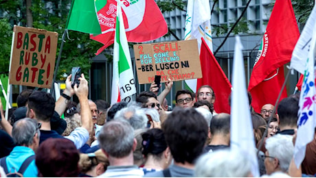 Oltre 300 persone hanno manifestato contro l'intitolazione di Malpensa a Berlusconi