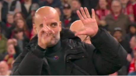 Il gesto di Guardiola dopo il coro dei tifosi del Liverpool: si gira e indica un numero con le dita