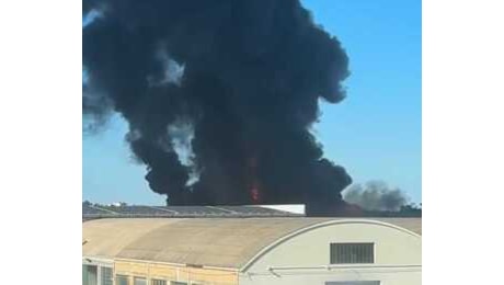 Esplode una fabbrica di solventi, nube nera si alza sulla città