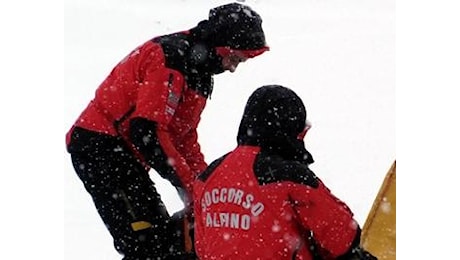 Gran Sasso, 2 escursionisti scivolati in un canalone: neve e raffiche di vento, soccorsi difficili