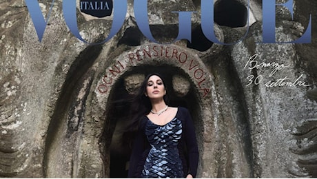 I 60 anni di Monica Bellucci al Parco di Bomarzo. Le foto del fidanzato Tim Burton