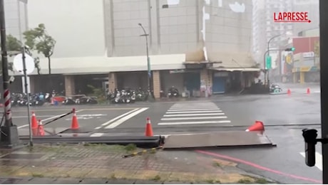 VIDEO Taiwan, il tifone Krathon si abbatte sull'isola: piogge torrenziali su Kaohsiung