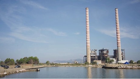 Piombino, abbattute le due ciminiere da 197 metri di una ex centrale Enel