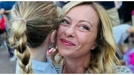 Giorgia Meloni a Rio, visita privata per la città con la figlia Ginevra: «Hanno fatto tappa al Cristo Redentore»