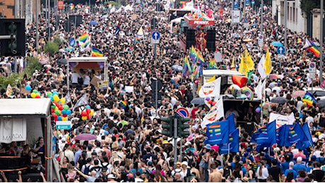 A Milano è sceso in piazza il Pride dei record: “La festa dei diritti in una città aperta”