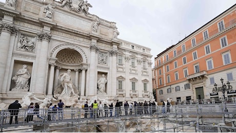 La piscina della Fontana di Trevi fa sorridere solo chi vende spritz