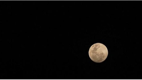 La Superluna risplende tra le vette andine in Cile: il fenomeno ripreso in un video