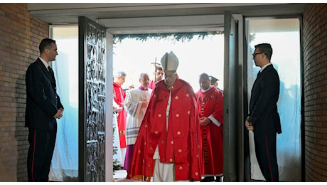 Papa Francesco visita i detenuti: «Rebibbia una Basilica, non perdete la speranza»