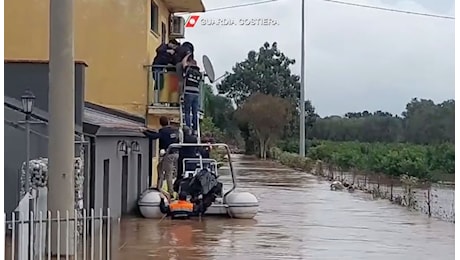 Guardia Costiera salva 11 persone rimaste bloccate in casa a San Pietro Lametino