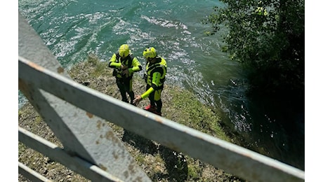Incidente sul lavoro sul cavalcavia dell’A4, operaio precipita e finisce nel fiume Adda: ricerche in corso