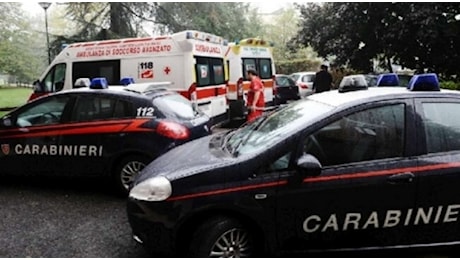Tragedia della domenica nel Salernitano, ragazzo di 35 anni trovato morto in una pozza di sangue sul marciapiede: ipotesi omicidio