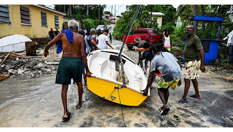 La Martinica scava nel fango dopo il passaggio dell'uragano Beryl