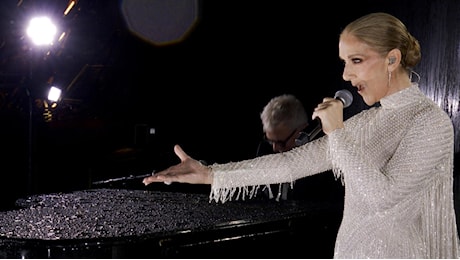 Il ritorno di Céline Dion, la star con una rara malattia neurologica riappare sul palco dopo 4 anni (per un cachet milionario)