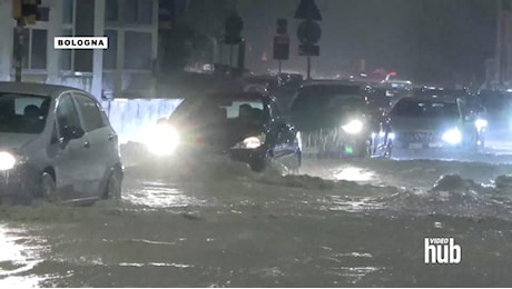 Alluvione a Bologna, le macchine avanzano tra le onde