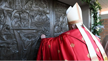 Le immagini del Papa che apre la Porta Santa nel carcere di Rebibbia