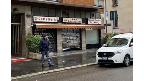 Il complice, la serranda, le forbiciate del titolare: come è morto il rapinatore ucciso a Milano