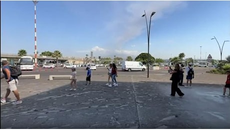 L'Etna in eruzione tra cenere e boati. Chiuso l'aeroporto di Catania