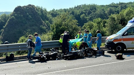 Garfagnana, scontro auto e due moto: morto un 58enne, ferita in modo grave una ventenne