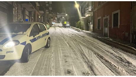 Grandinata sul Circeo, centro storico imbiancato: paura sulla discesa del porto