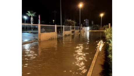 Siracusa, area senza canali di scolo: concessionaria di auto invasa dall'acqua