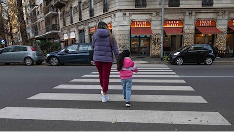 Investe una bimba in carrozzina e scappa: il pirata della strada è un dirigente comunale di Milano