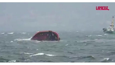 Filippine, petroliera affonda presso Manila, 1,4 mln di litri di combustibile in mare, disperso un membro dell'equipaggio - VIDEO