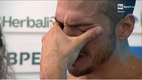 Giorgio Minisini scoppia in lacrime dopo la vittoria tra gli applausi della sua gara di addio
