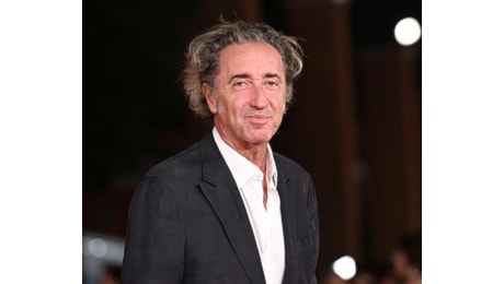 Paolo Sorrentino con il film Parthenope a Bari: Mi piace girare in posti belli dove si mangia bene. La Puglia? Un set possibile