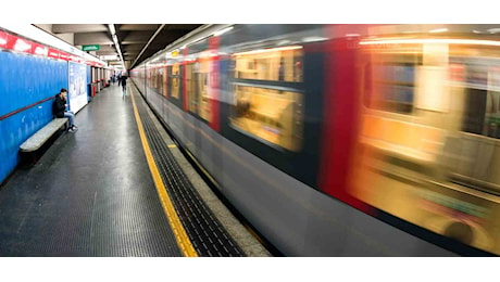 Finisce sotto la metro alla stazione di Loreto, Atm Milano: «Tentativo di suicidio»