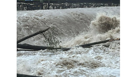 Maltempo su tutta la Bergamasca: fiumi in piena, frane e 2 famiglie evacuate a Gorno e a Rota Imagna