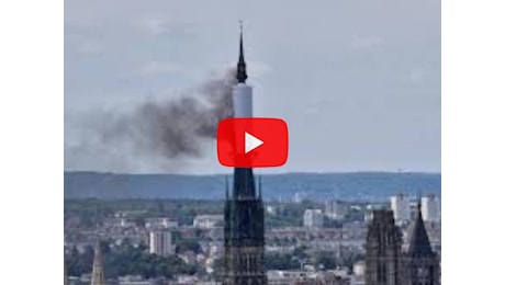 Francia: incendio alla cattedrale di Rouen, il Video Ansa dell'accaduto; fiamme alte e tanto fumo
