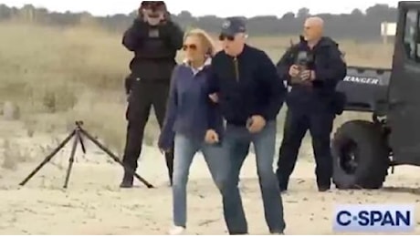 Biden rischia di inciampare mentre cammina sulla spiaggia del Delaware