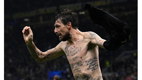 Acerbi Inter, una notte da leone col Barcellona: così ha convinto il club a cambiare idea sul mercato! Spunta il retroscena sullo sputo ricevuto da Martinez