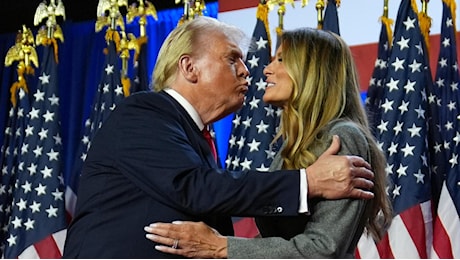 Baci e sorrisi: nel gioco delle parti tra Donald e Melania torna il sereno. Ma non troppo