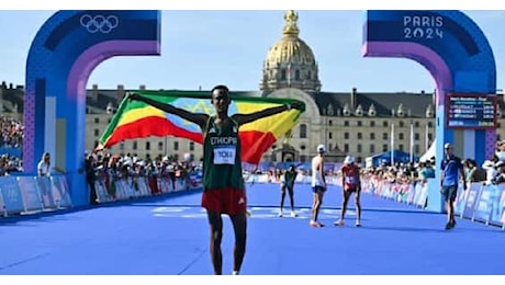 Tola, record olimpico nella maratona alle Olimpiadi 2024: argento Abdi e bronzo a Kipruto