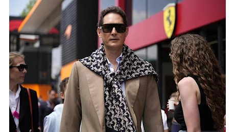 John Elkann punta tutto sulla Ferrari… elettrica. Non ditelo a Jeremy Clarkson (e agli appassionati di motori “veri”). E su Formula 1, Leclerc, Hamilton e Sainz...