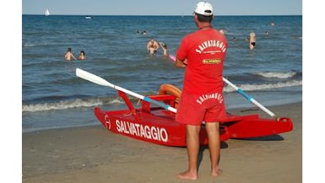 Bagnino si tuffa e salva turista, ma la Capitaneria lo multa