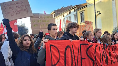 Un centinaio di studenti in corteo: «Scuole fatiscenti e affitti folli, il nostro futuro è a rischio»