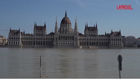 VIDEO Emergenza maltempo a Budapest: l'acqua del Danubio circonda il parlamento