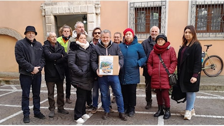 Ceccano – Mille firme per il servizio scuolabus, flashmob per la consegna della petizione popolare