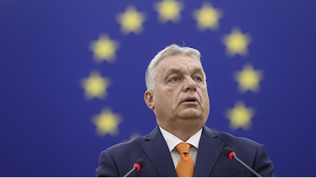 Lo show di Orbán a Strasburgo: Salis è una picchiatrice. Anche il Parlamento europeo è corrotto