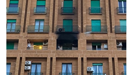 Incendio a Napoli in un bed&breakfast in Piazza Municipio, muore giovane turista pugliese