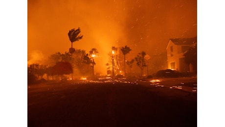 Le fiamme soffocano Los Angeles: 80mila in fuga e pompieri inermi